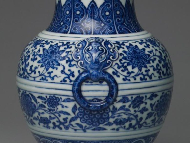 Vases et marchepieds en porcelaine