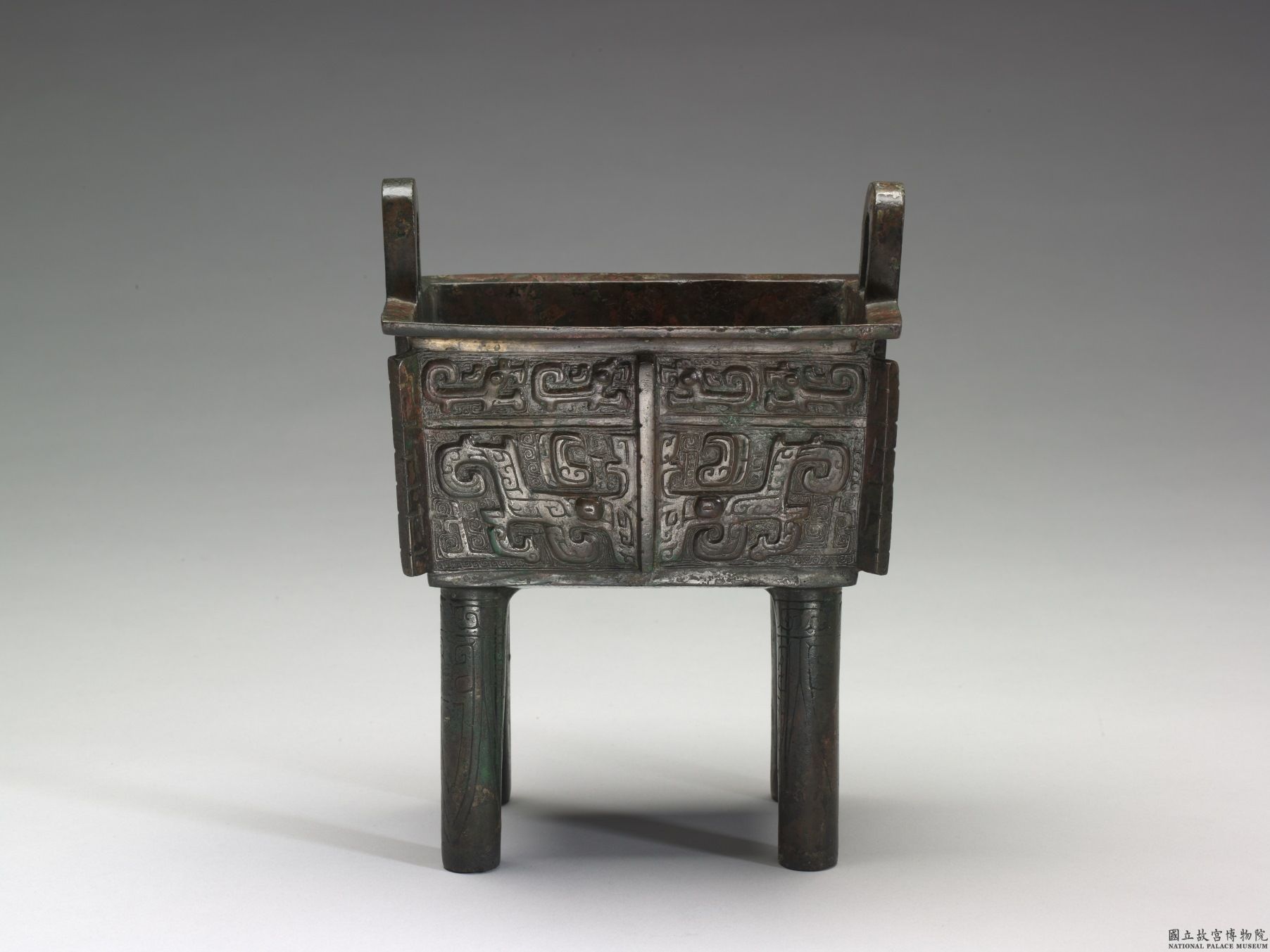 Chaudrons et vases en bronze