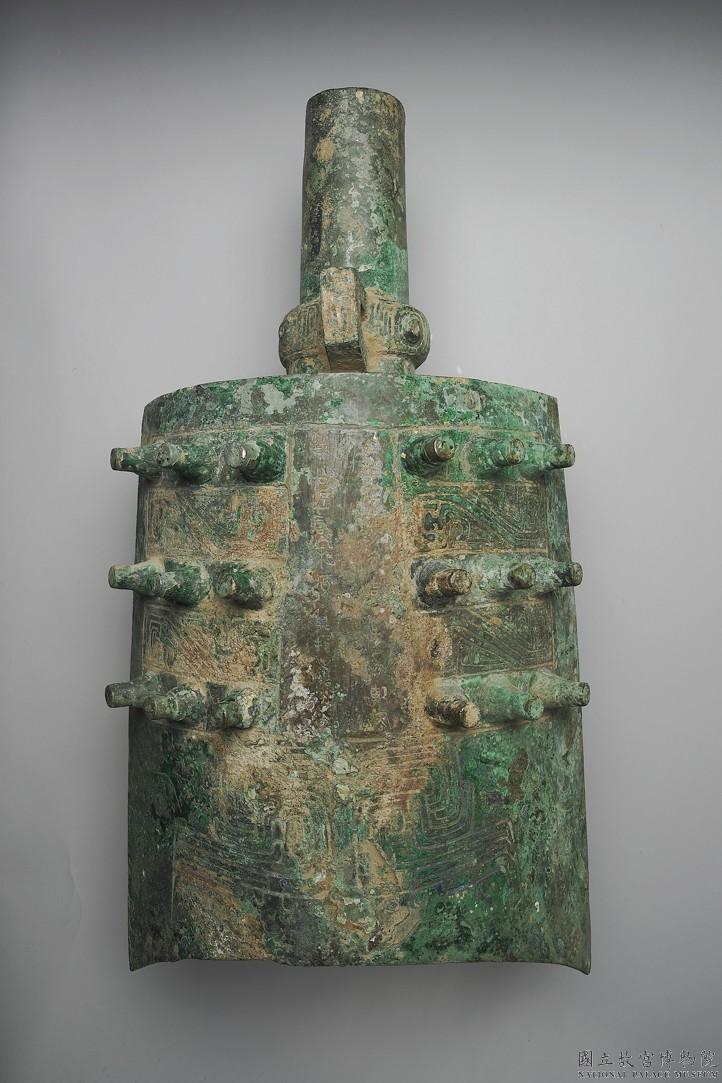 Carillon et instruments tranchants en bronze