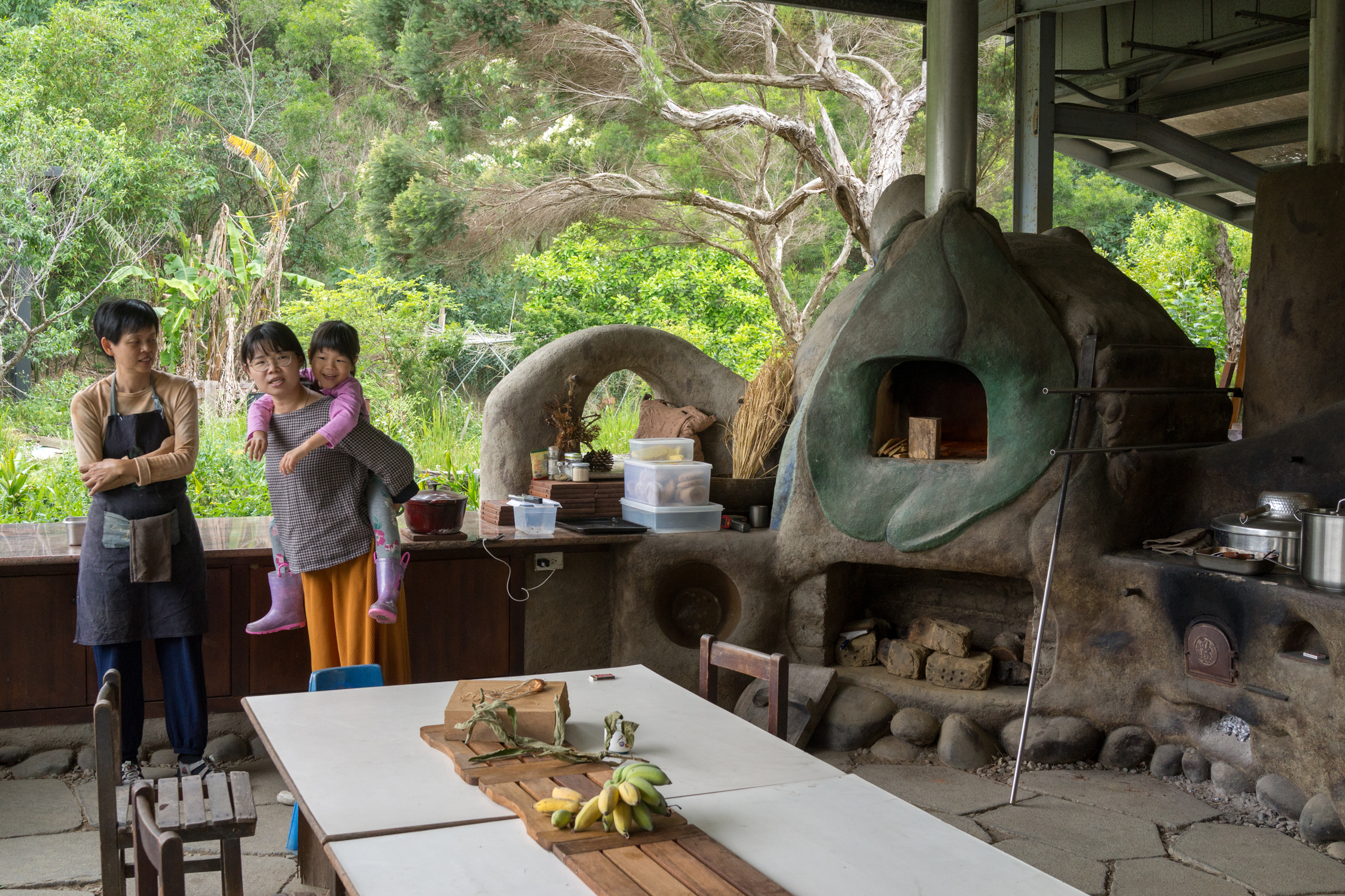 Une cuisine en terre et ouverte sur la nature