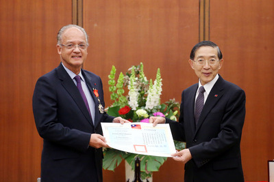 Le Professeur français J. Marescaux récompensé par Taiwan