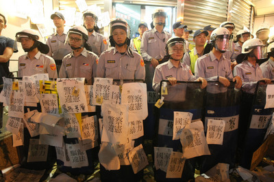 Une manifestation a bloqué le premier bureau de police de l’arrondissement Zhongzheng de Taipei
