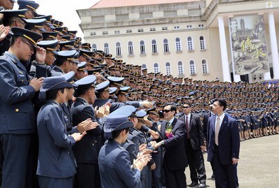 Le Président Ma Ying-jeou salue les nouvelles forces de l’armée