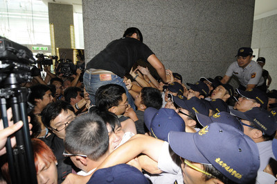 Des manifestants taiwanais envahissent la représentation hongkongaise