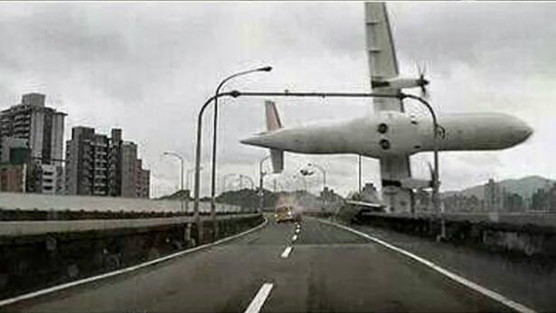 NOUVEAU CRASH A TAIWAN - les secours en alerte