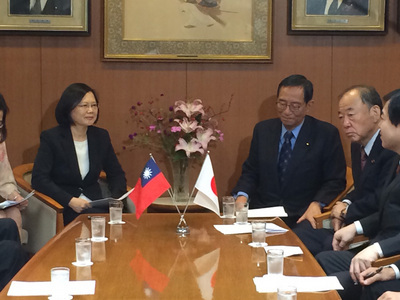 La présidente du DPP aurait rencontré le premier ministre japonais Shinzo Abe