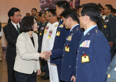 La Présidente Tsai Ing-wen souhaite rétablir la dignité de l’armée