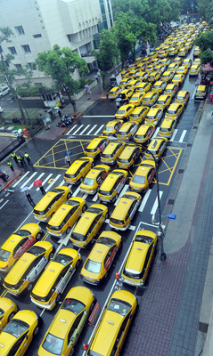 Des centaines de taxis protestent devant le Parlement à Taipei
