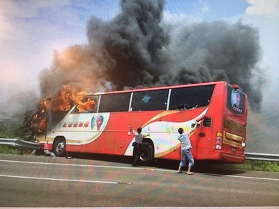 Un accident de car sur l’autoroute a coûté la vie à 26 personnes dont 24 Chinois