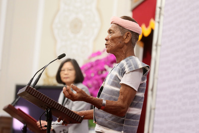 Siyapen Nganaen, un ancien de l'ile aux Orchidées, répond aux excuses de la Présidente Tsai Ing-wen le 1er août 2016 (photo : CNA)