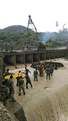 Un char militaire a fait un tonneau dans la rivière