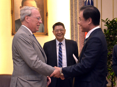 Le président de l’Institut Américain de Taiwan actuellement en visite à Formose