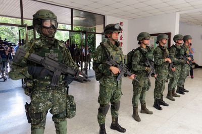 La présidente promet un renouvellement de l’équipement militaire
