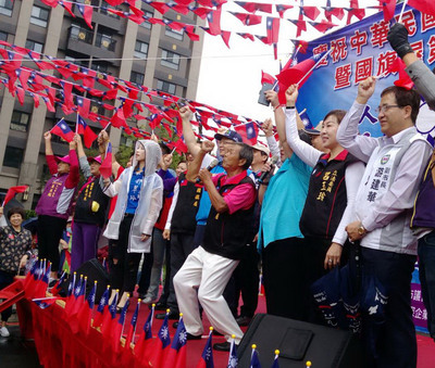 Un résident de Taoyuan tient sa 22e cérémonie de lever de drapeaux pour la fête nationale