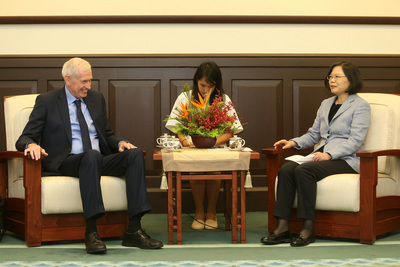 La Présidente de la République souhaite consolider les relations taiwano-américaine
