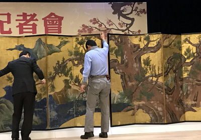 Ouverture des caisses pour l’exposition des trésors japonais