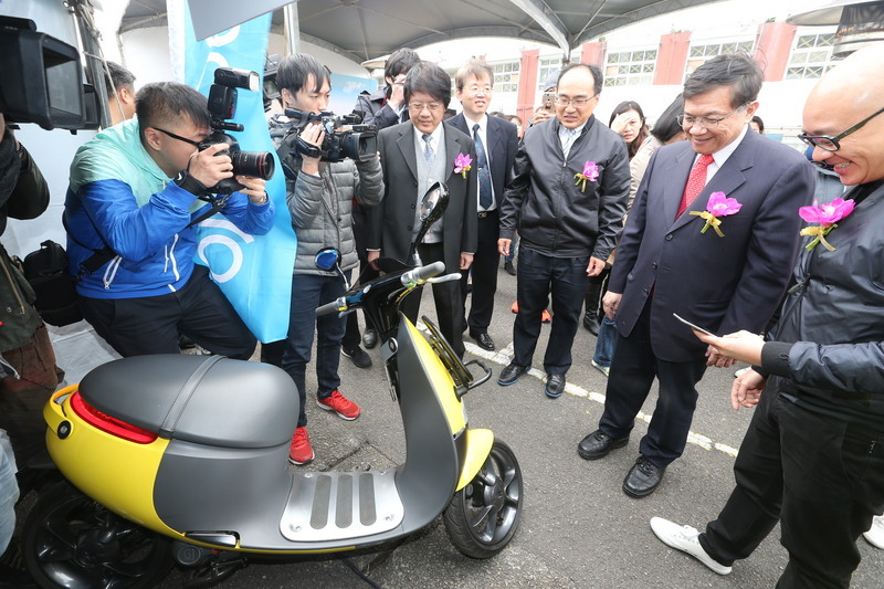 Le ministère de l’économie mise sur la vente des scooters électriques pour 2017