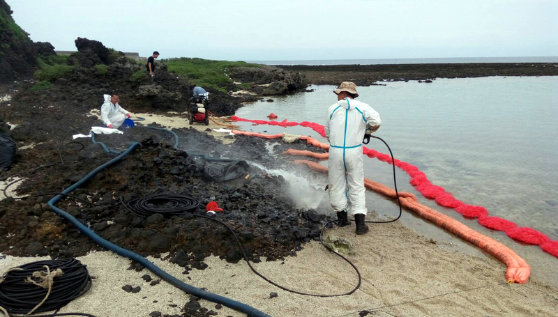 Les travaux de nettoyage de la nappe de pollution proche de l’île Verte bientôt terminés