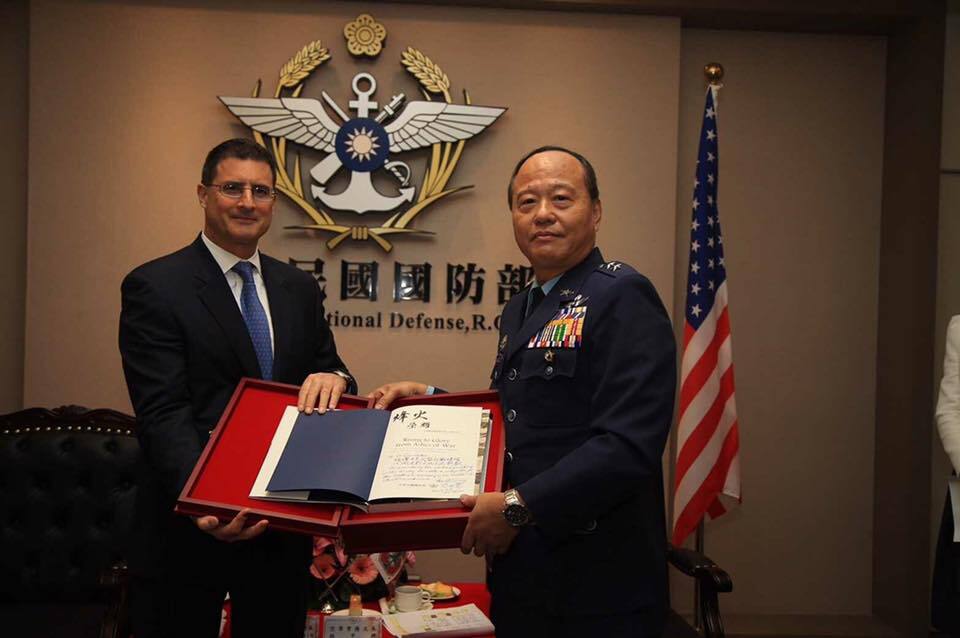 L’université Stanford et les archives du ministère de la défense taiwanais signent un mémorandum de coopération