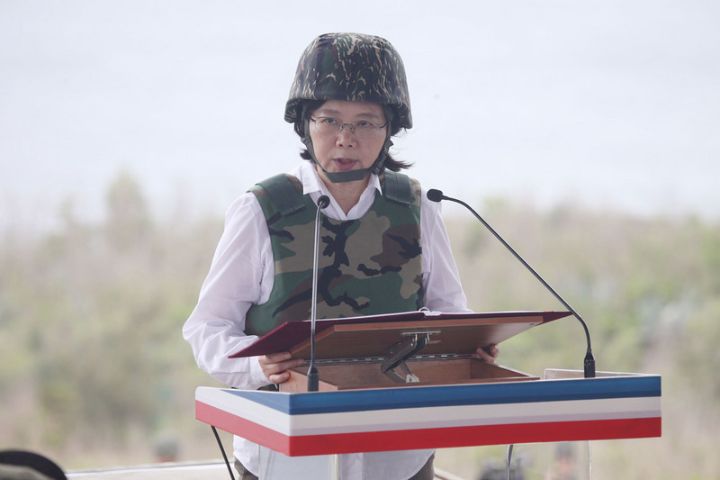 Tsai Ing-wen observe les exercices militaires Han Kuang à tirs réels