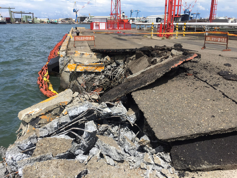 Un porte-conteneurs singapourien a percuté un quai du port de Kaohsiung