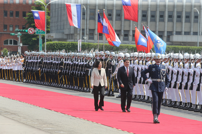 Le Palais présidentiel organise une cérémonie militaire pour le président paraguayen Horacio Cartes