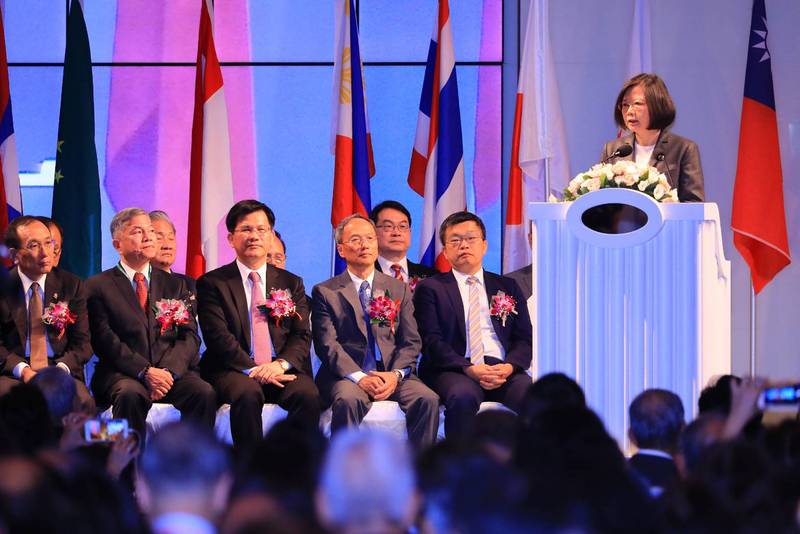 Rencontre à Taichung entre la présidente et les représentants des chambres de commerce de Taiwan en Asie