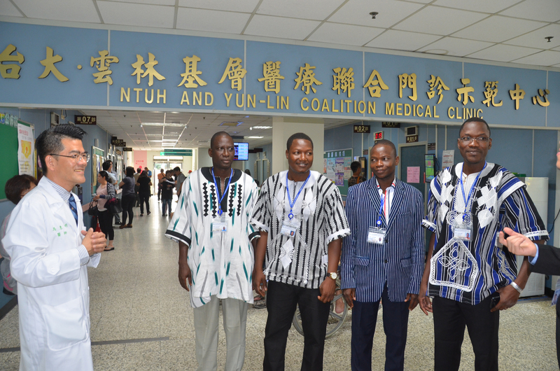 Quatre médecins burkinabé en formation à Taiwan visitent le siège de l’hôpital de l’université Taida