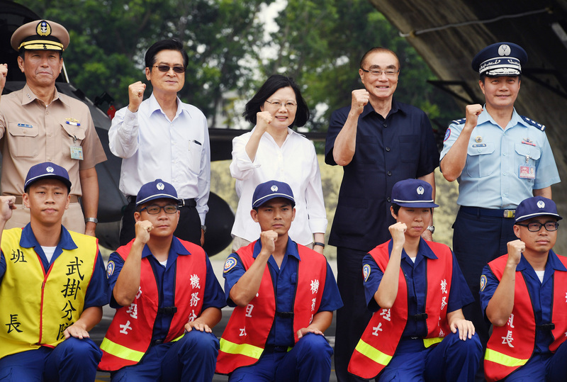 Tsai Ing-wen souligne l’excellence de l’armée taïwanaise face aux menaces de l’armée chinoise