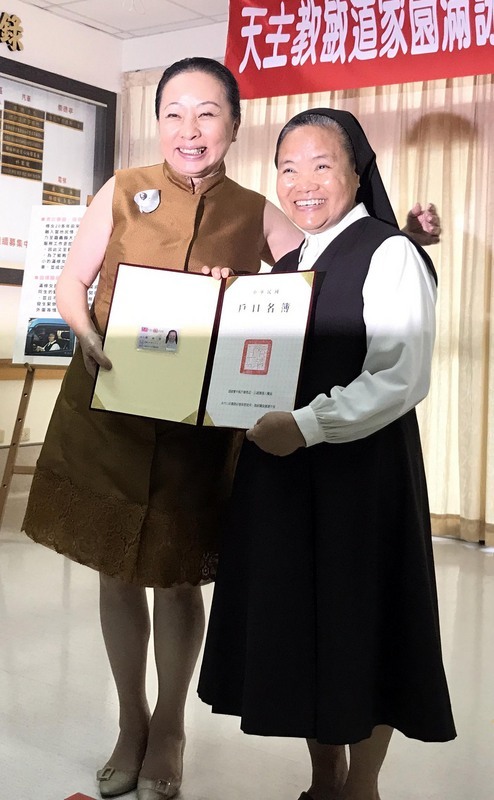 La religieuse philippine Mary Anuna a reçu sa carte d’identité taiwanaise