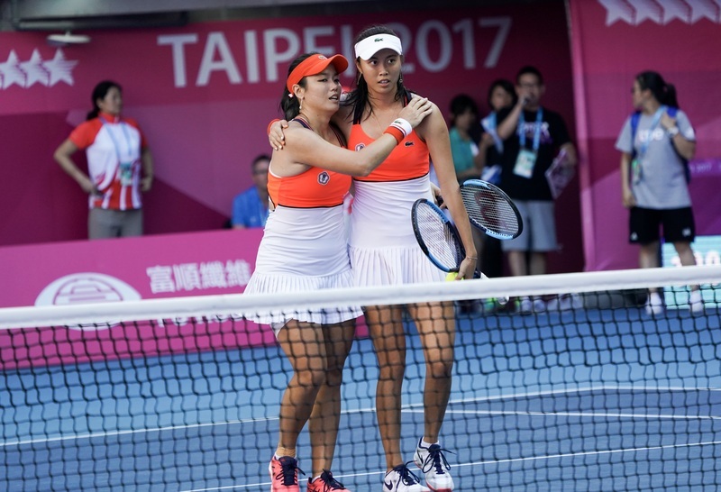 Les sœurs Chan remportent l’or au double femmes de tennis.