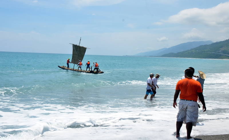 Un voilier fait à l’ancienne de la tribu Amis vogue dans le Pacifique
