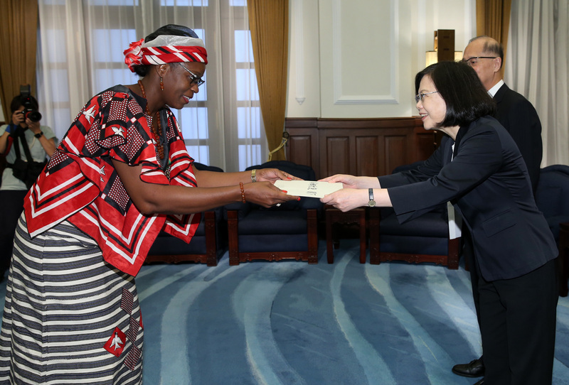 Aminata Sana Congo remet ses lettres de créance à la Chef de l’Etat