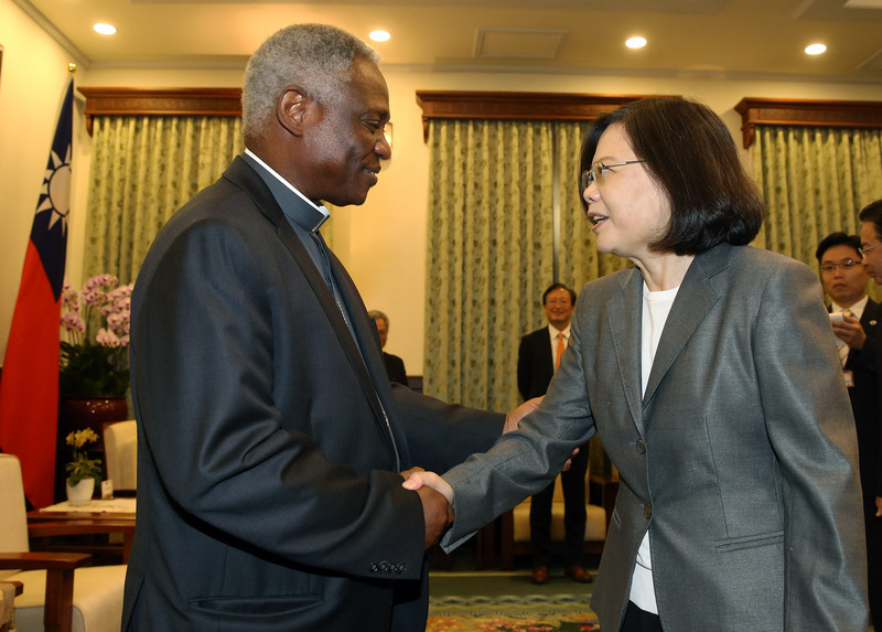 Tsai Ing-wen reçoit le Cardinal Turkson et invite le Pape à Taïwan