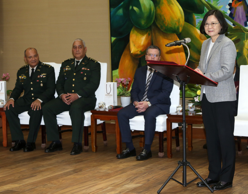 La Chef de l’Etat reçoit des généraux militaires étrangers en formation à Taïwan