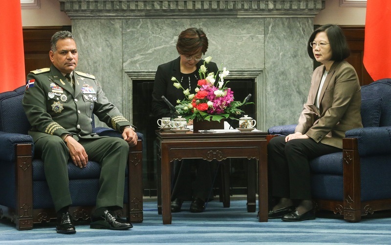 La présidente invite le président de la République Dominicaine à Taiwan