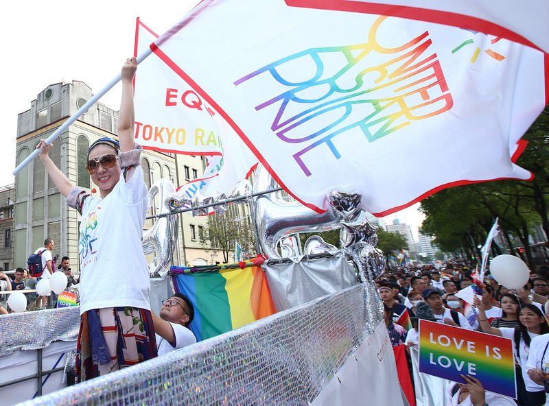 Des dizaines de milliers de personnes ont défilé à la parade des fiertés LGBT à Taipei