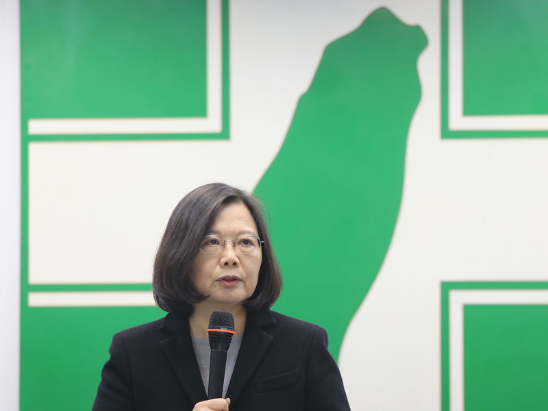 Tsai Ing-wen promet de s’occuper du surmenage au travail et des bas salaires