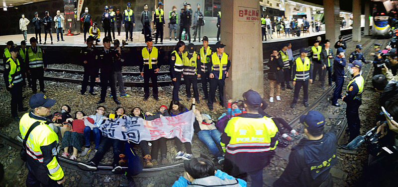 Les manifestants bloquent le Parlement qui prévoit d’amender la loi sur le travail