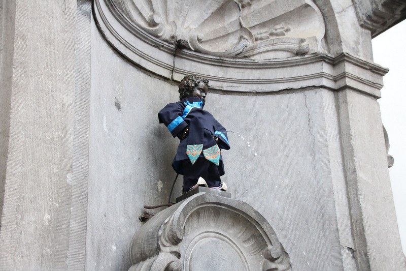 En Belgique, le Manneken-Pis revêt les couleurs de Taiwan