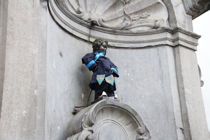 En Belgique, le Manneken-Pis revêt les couleurs de Taiwan
