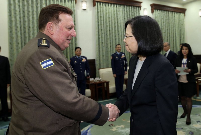 Tsai Ing-wen (蔡英文) décerne la médaille d’honneur au chef des armées du Nicaragua