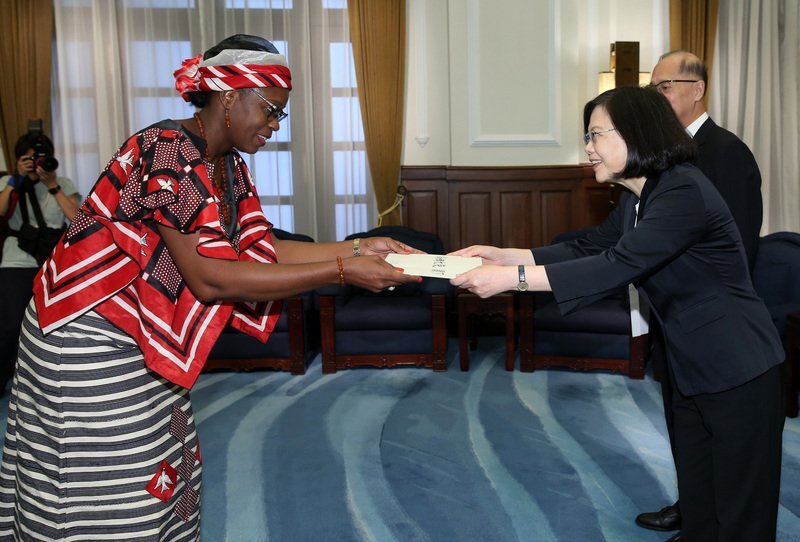 Aminata Sana Congo remet ses lettres de créance à la Chef de l’Etat