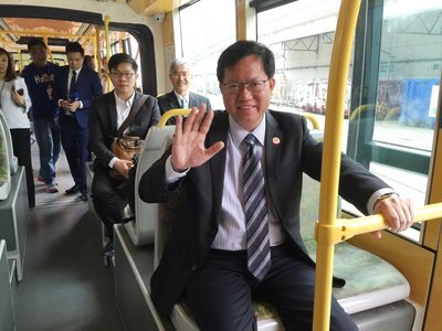 Cheng Wen-tsan discute des transports avec un responsable de la mairie de Paris