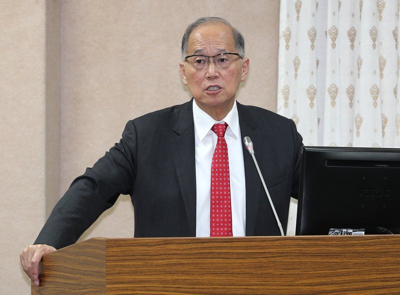 David Lee fait un rapport sur la situation diplomatique de l’île au Parlement