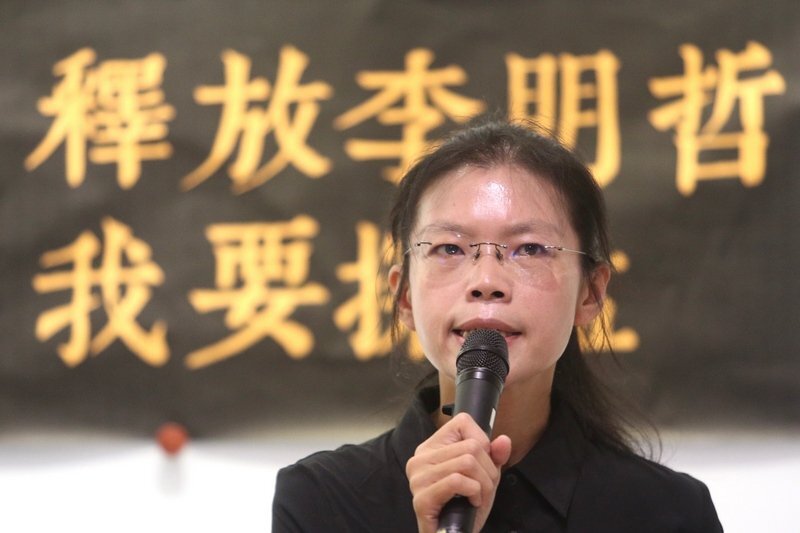 La femme de Lee Ming-che insiste pour rendre des visites régulières à son mari détenu