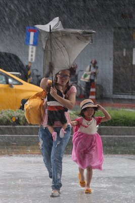La moitié nord de Taiwan est frappée par le typhon Dujuan
