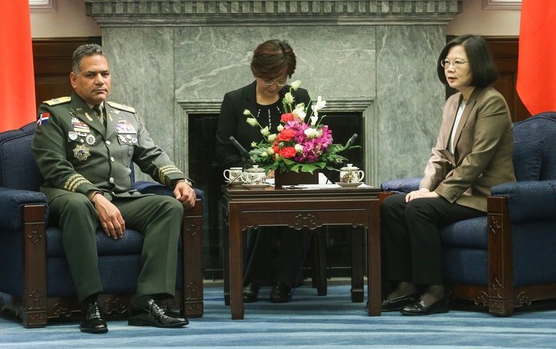 La présidente invite le président de la République Dominicaine à Taiwan
