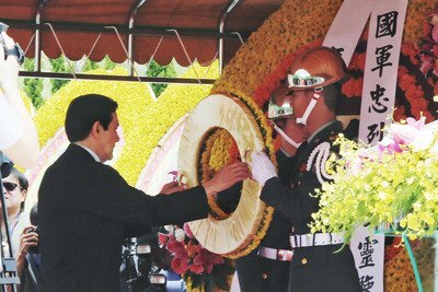 Le Chef de l’Etat s’est recueilli devant les tombes des martyrs