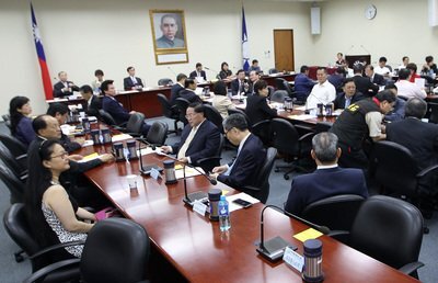 Le KMT révoque officiellement la nomination de Hung Hsiu-chu